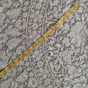 Vintage Chantilly Lace Floral Tablecloth 58-in